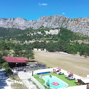 https://camping-la-pinatelle.fr-provencehotel.com